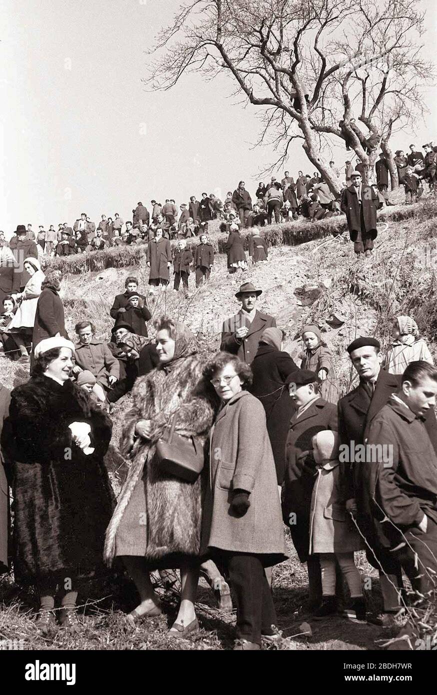 15. februar 1959, Maribor: Turistično olepševalno društvo Maribor je priredilo danes v nedeljo , ob dveh popoldne veliko drsalno revijo pri Treh ribnikih. Program je obsegal 12 točk posameznih drsalcev in en skupinski nastop. Na drsalni reviji so nastopili najboljši drsalci - lanskoletni državni prvaki v drsanju. Organizator je med drugim poskrbel, da so gledalci med nastopom lahko dobili topel čaj in žgane pijače, da ne bi koga le preveč zeblo, kljub zanimivemu programu, ki se je odvijal. Stock Photo