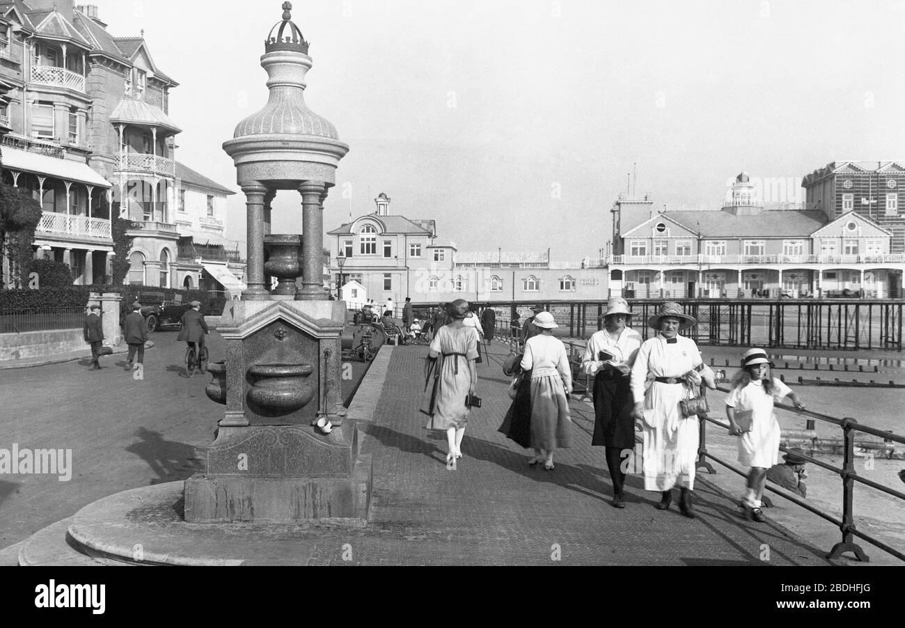 Bognor Regis, the Diamond Jubilee Drinking Fountain and Pier 1921 Stock Photo Alamy