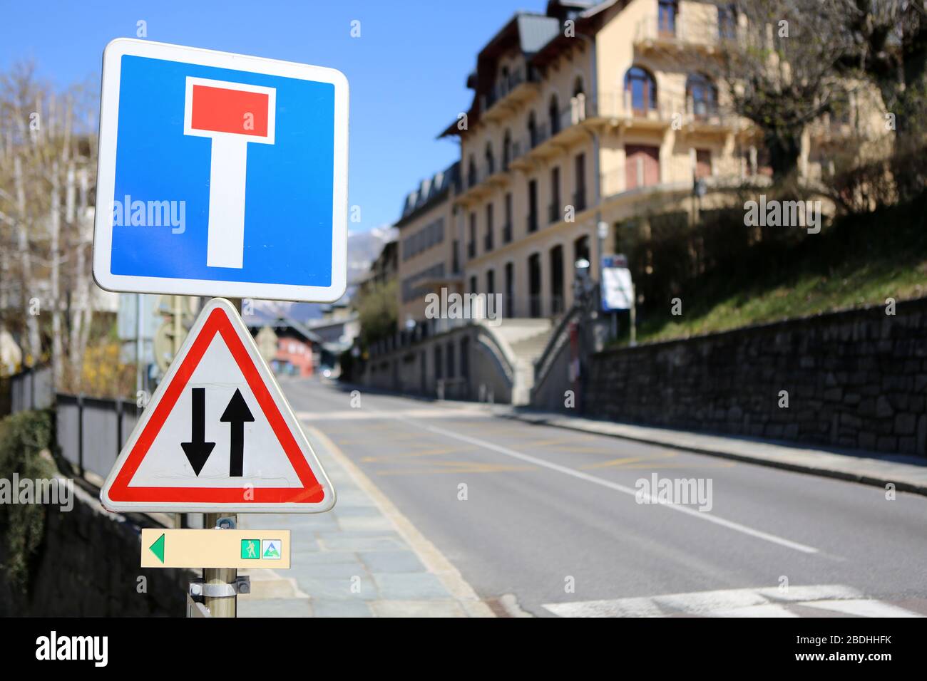 Panneau de signalisation routière : rue sans unique. Circulation dans les deux sens. Centre-ville. Saint-Gervais-les-Bains. Haute-Savoie. France. Stock Photo