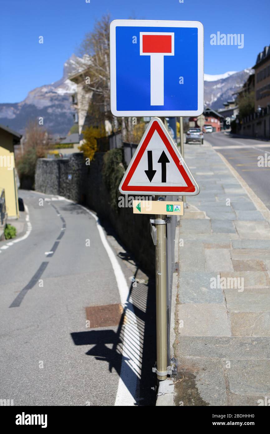 Panneau de signalisation routière : rue sans unique. Circulation dans les deux sens. Centre-ville. Saint-Gervais-les-Bains. Haute-Savoie. France. Stock Photo