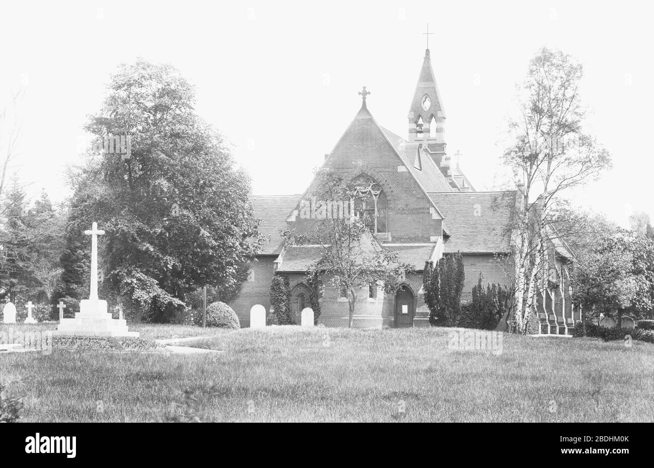 Crowthorne, St John the Baptist's Church and Cross 1914 Stock Photo Alamy