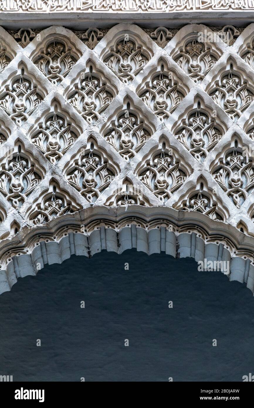 Ornate plasterwork on the walls of the Patio of the Dolls (Patio de Las Munecas) at the Royal Alcázar of Seville, Andalusia, Spain Stock Photo
