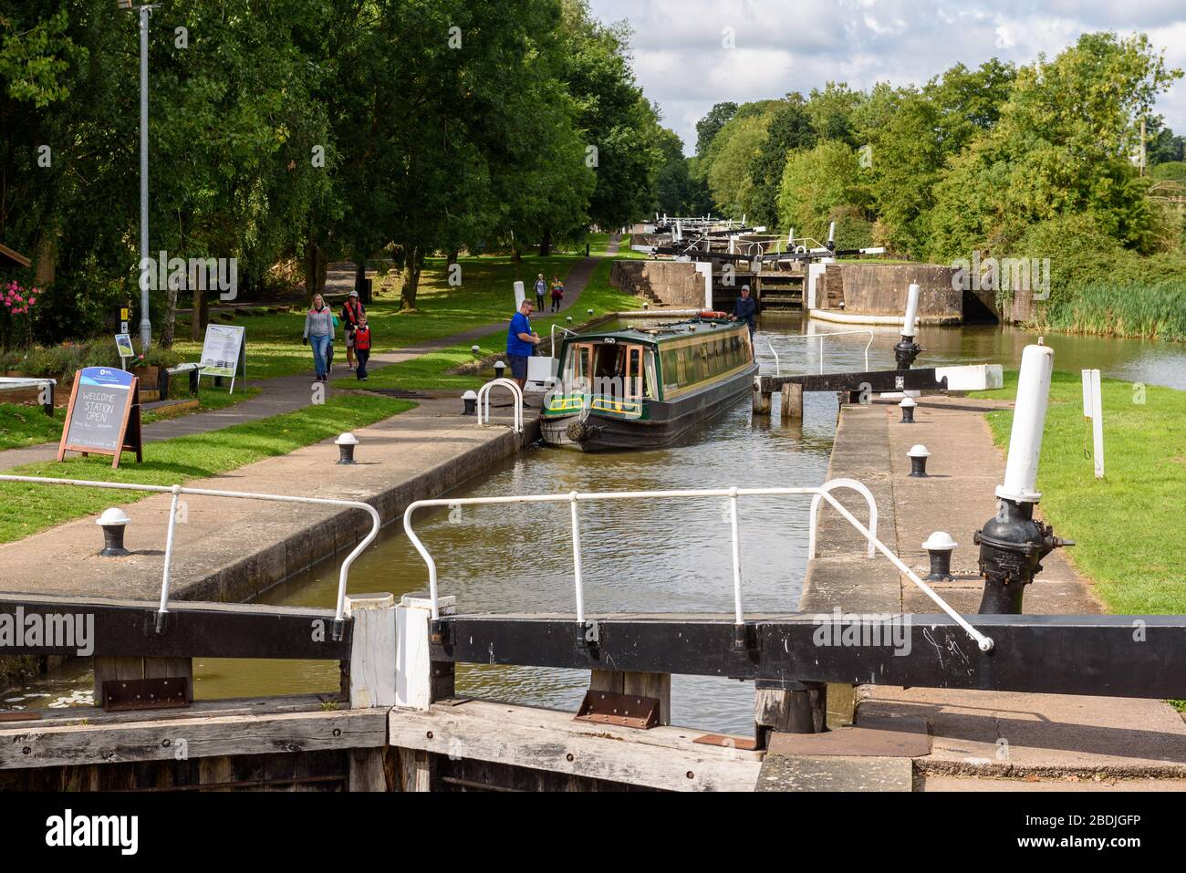 Narrowboats at Hatton Locks on the grand union canal, Warwickshire, England Stock Photo