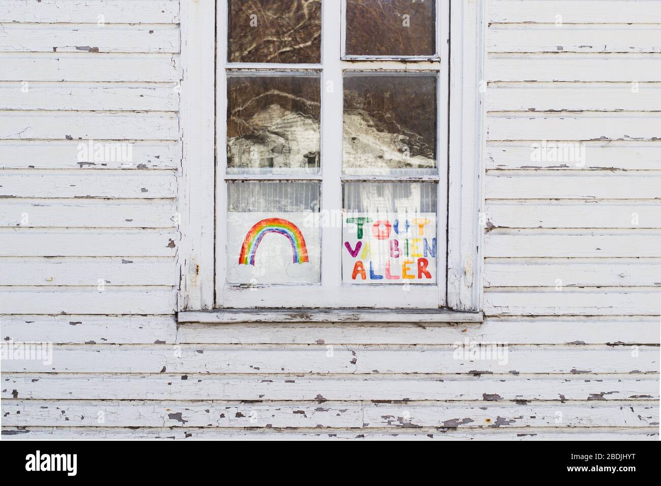 Rainbows drawing with the message"Everything will be fine" written in french, displayed in windows Stock Photo
