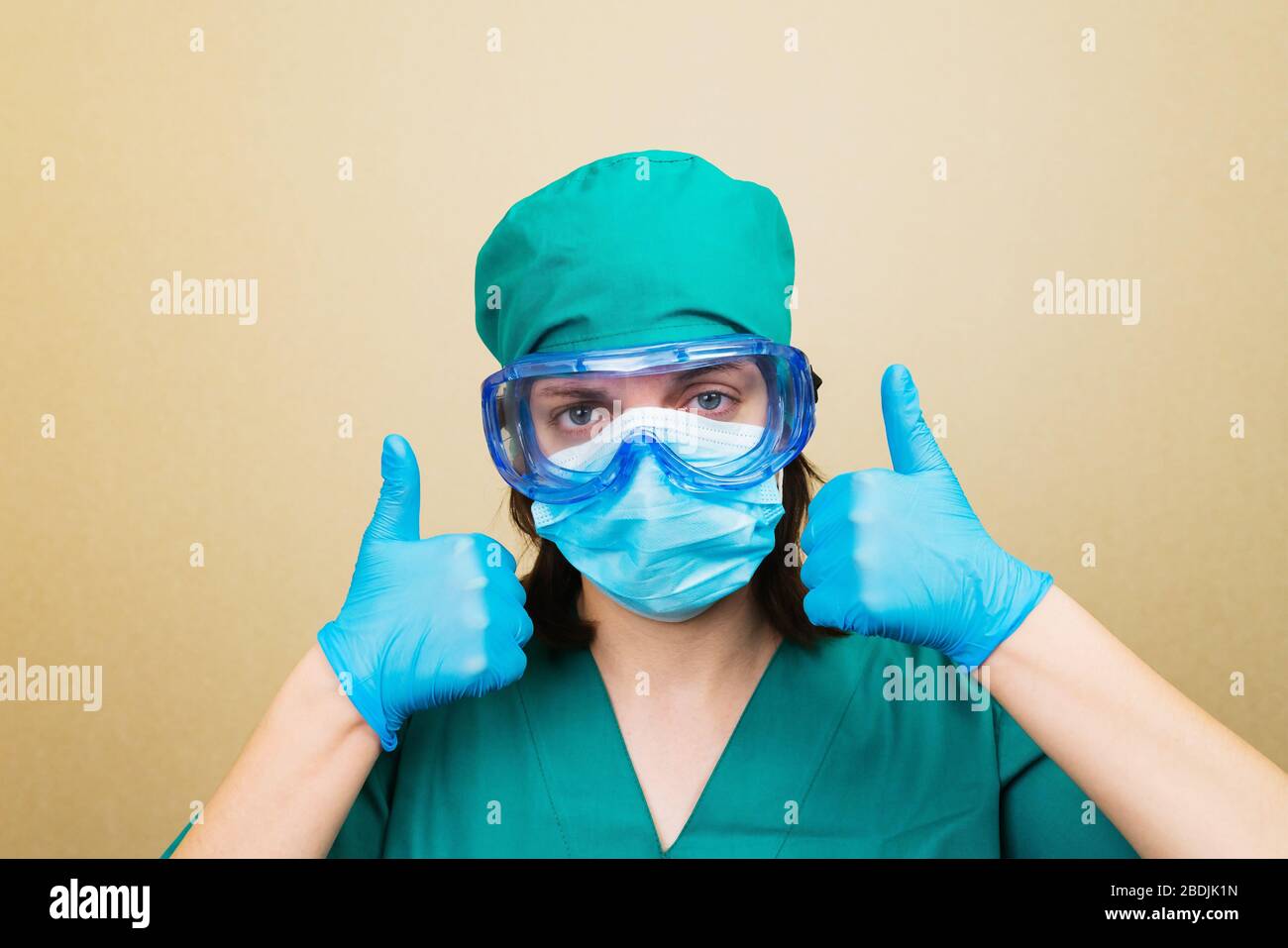 Doctor with thumbs up hi-res stock photography and images - Alamy