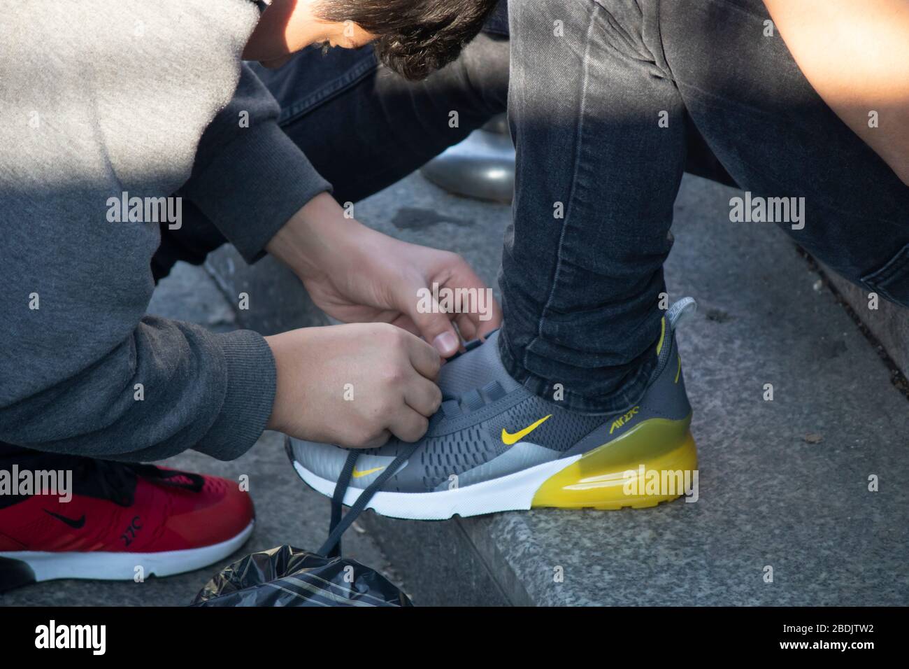 boys nike no tie shoes