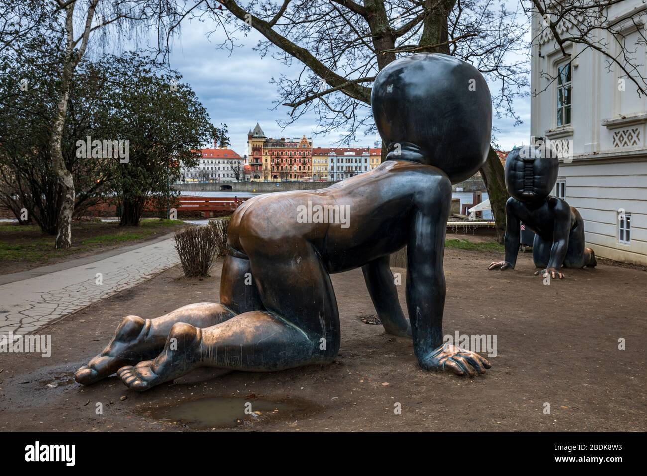 David Cerny Crawling babies outside the entrance to the Museum Kampa, Prague, Czech Republic Stock Photo