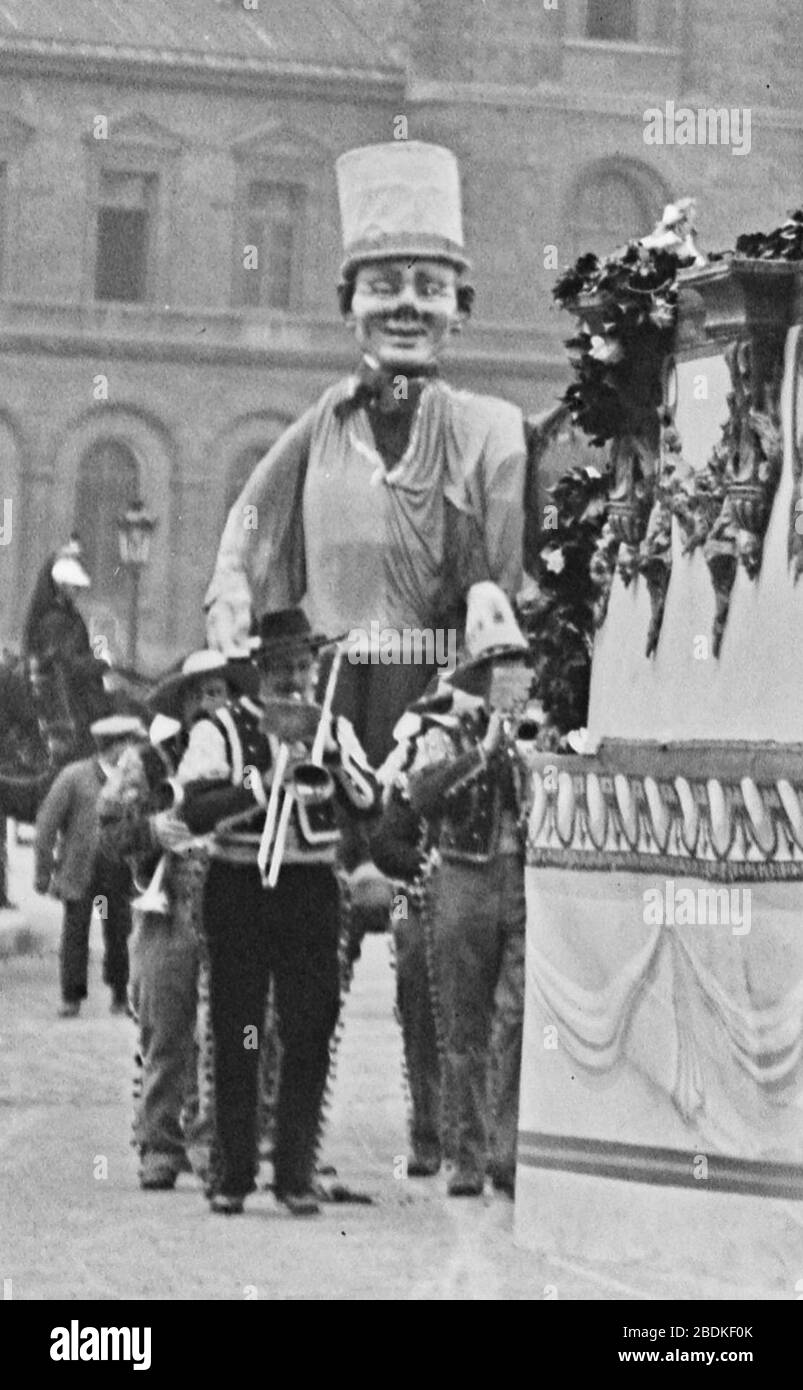 Géant Dans Le Cortège De La Rose Des Roses À Paris Le Jeudi De La Mi-Carême  14 Mars 1912 Stock Photo - Alamy