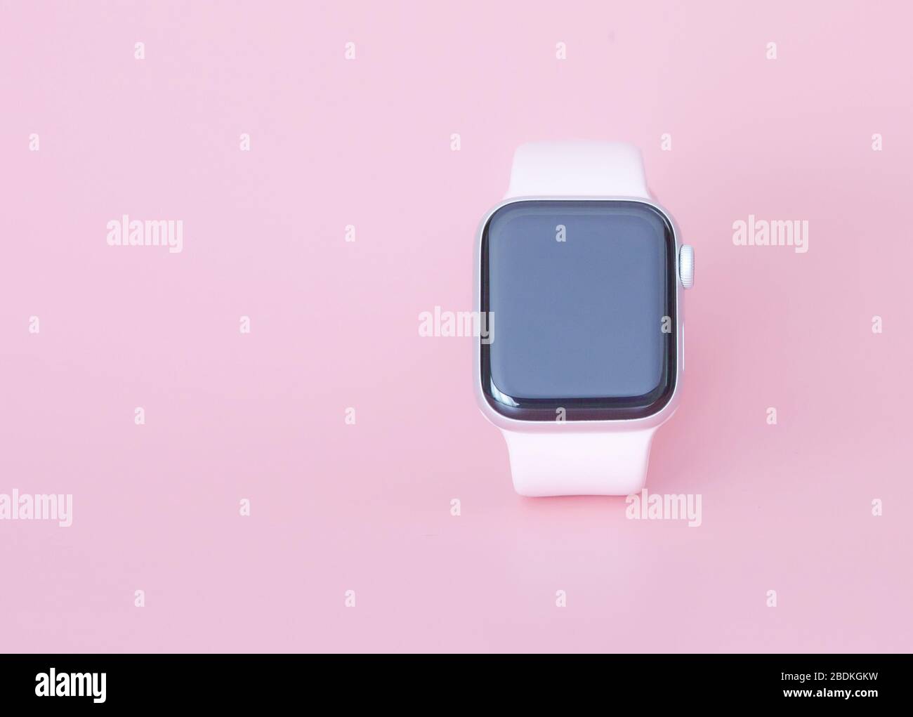 Часы apple розовые. Эпл вотч розовые. Эппл часы розовые. Розовые часы Apple женские. Apple watch Series 4 розовые.