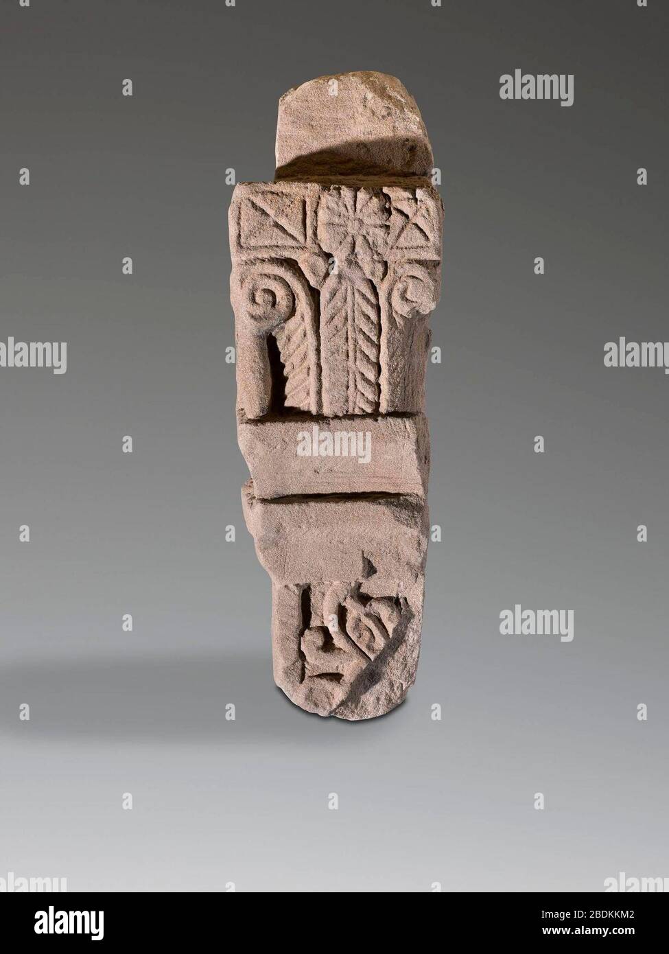 Górna część węgara z dekoracją reliefową, warsztat nubijski. Stock Photo