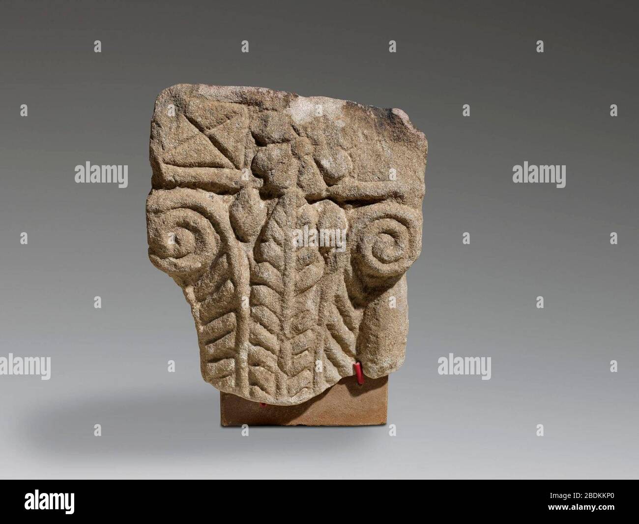 Górny fragment węgara z dekoracją w formie kapitelu, warsztat nubijski. Stock Photo