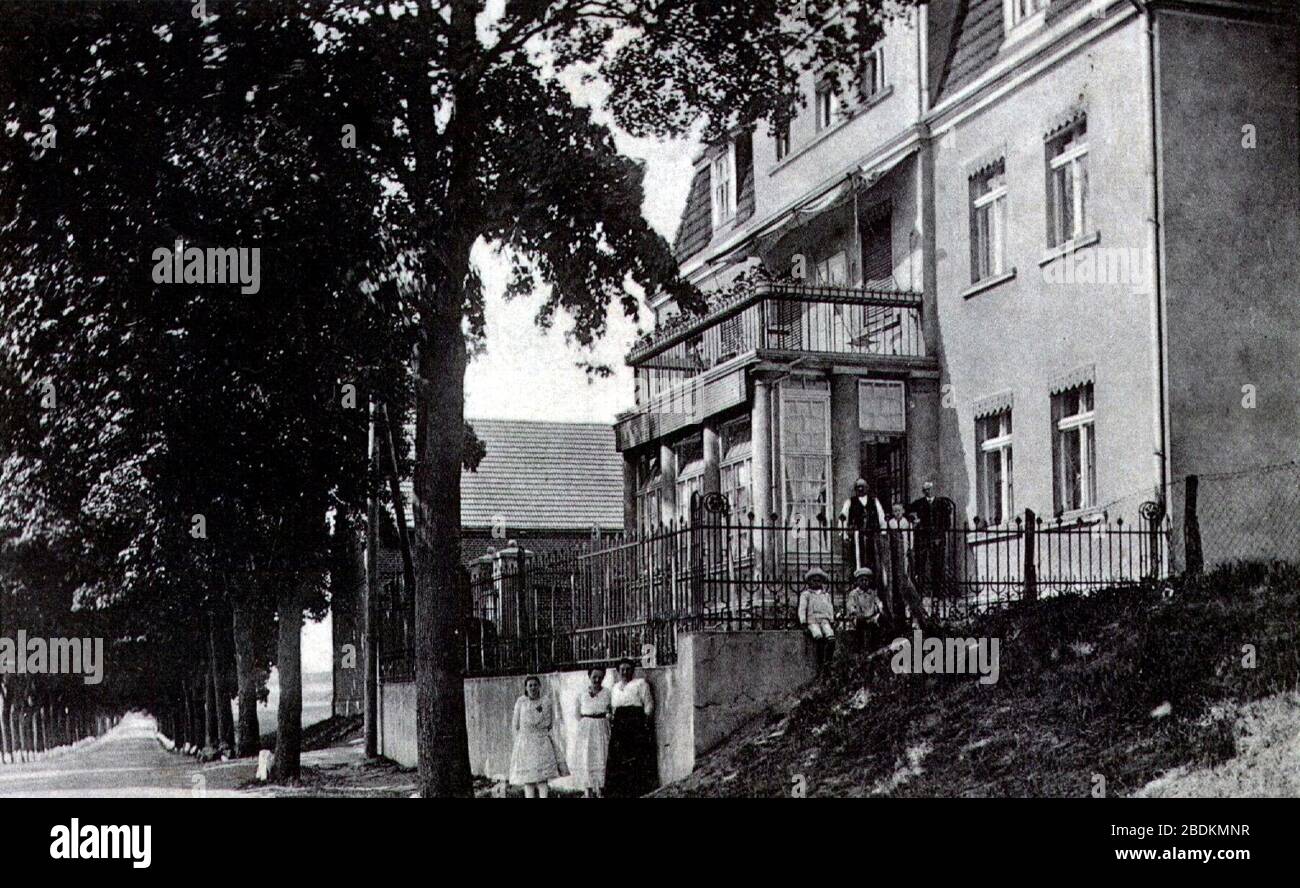 Gülzow in Pommern - Camminer Chaussee mit Villa Hilgendorf. Stock Photo