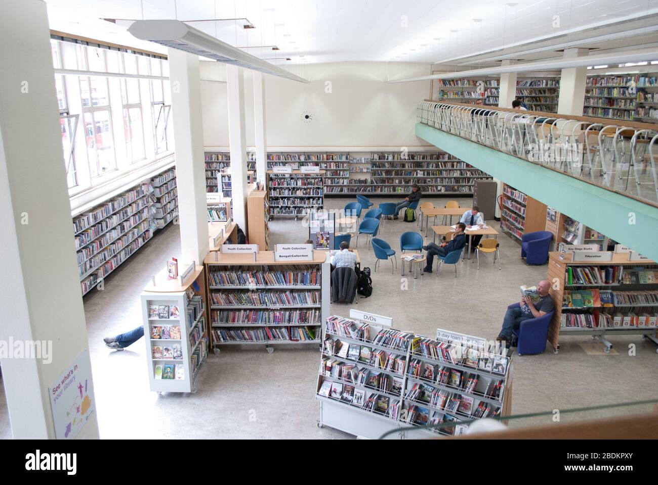 Atrium Bookshelves 1950s Mosaic Brick Holborn Library, 32-38 Theobald's Road, London WC1X by Sydney Cook Ernest Ives Camden Borough Council Stock Photo