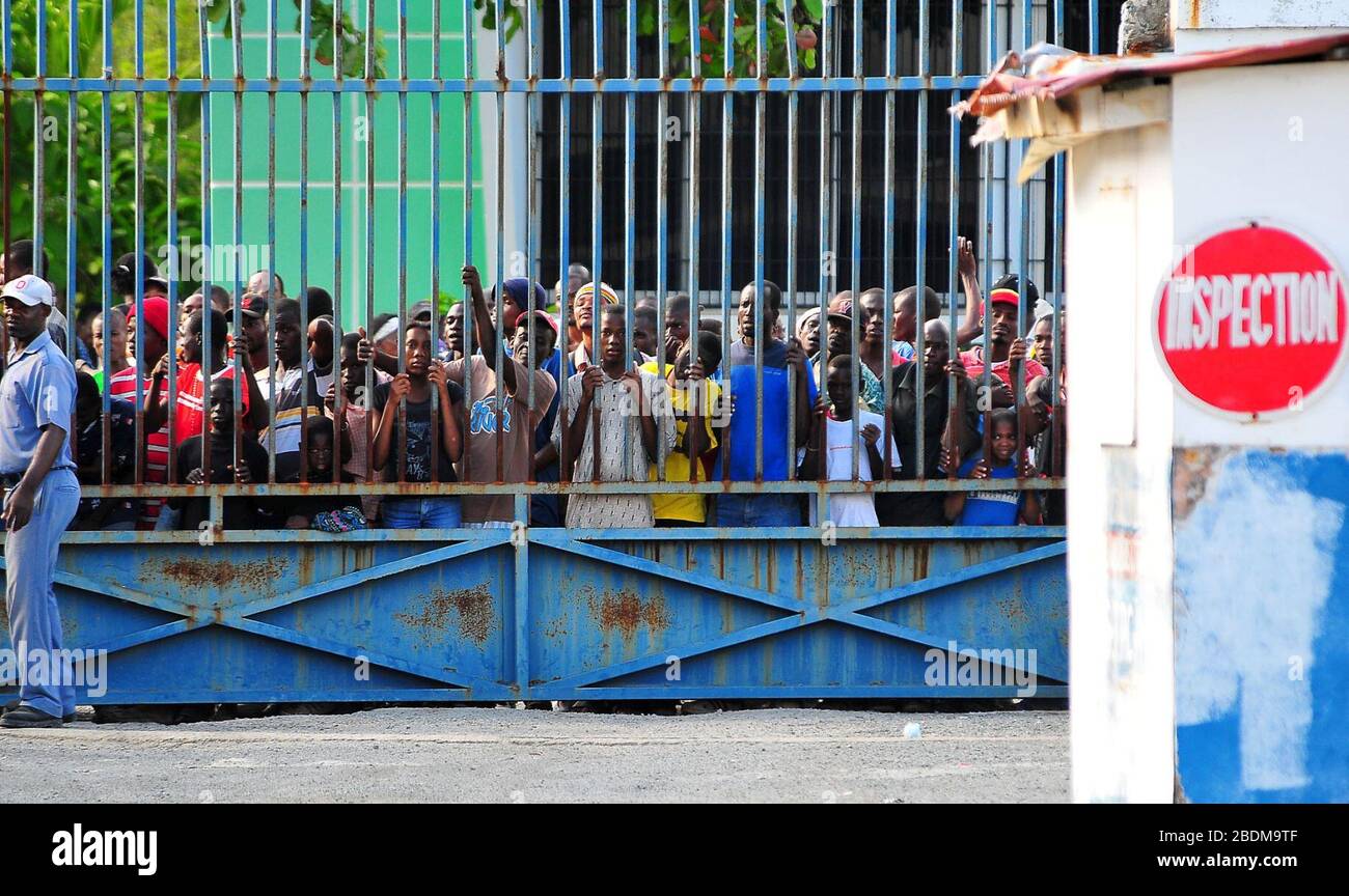 Haitians in Port-de-Paix await distribution of relief supplies 2010-01-15. Stock Photo