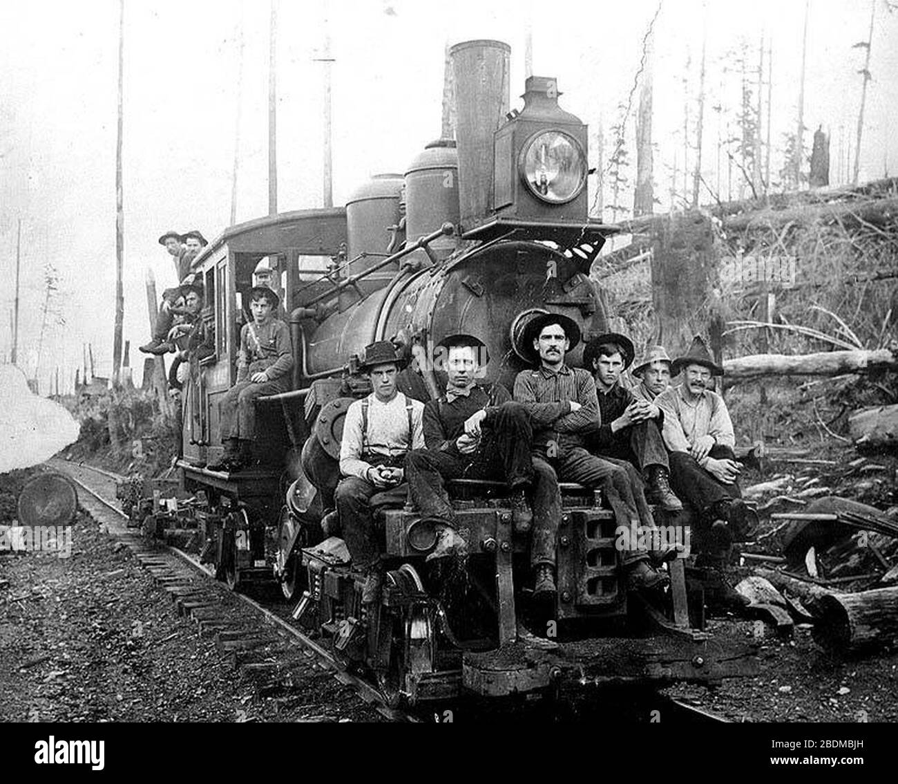 Hall and Bishop Logging Co crew returning on logging railroad, Gettysburg, Washington, ca 1900 Stock Photo