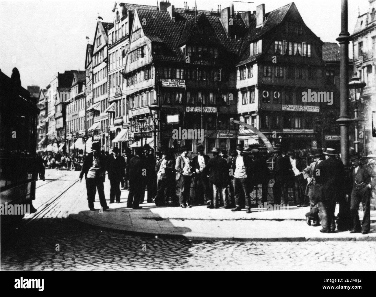 Hamburger Hafenarbeiter warten am Baumwall (1899). Stock Photo
