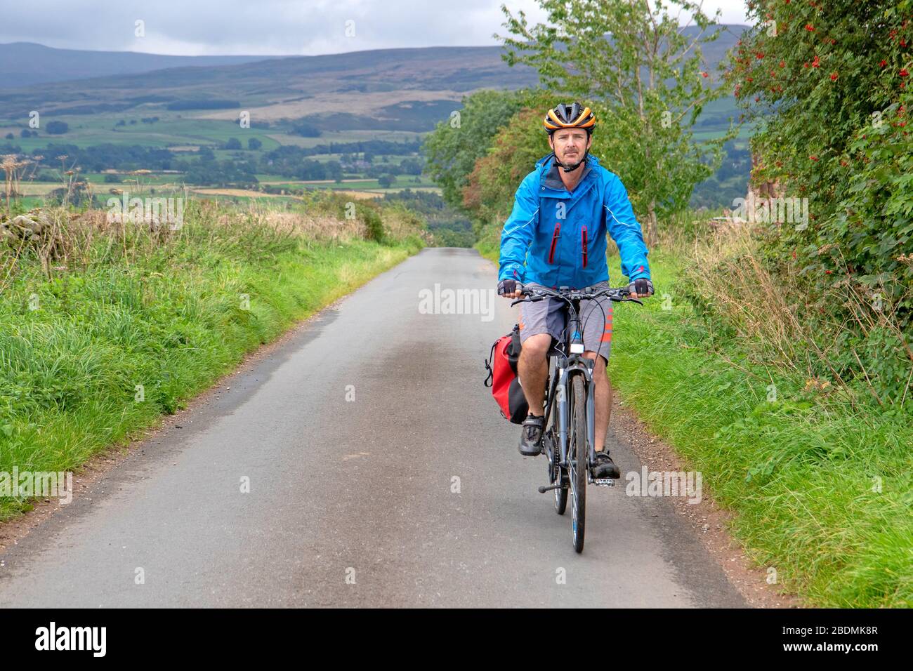 Cycling through the Lake District on the Coast to Coast ride Stock Photo