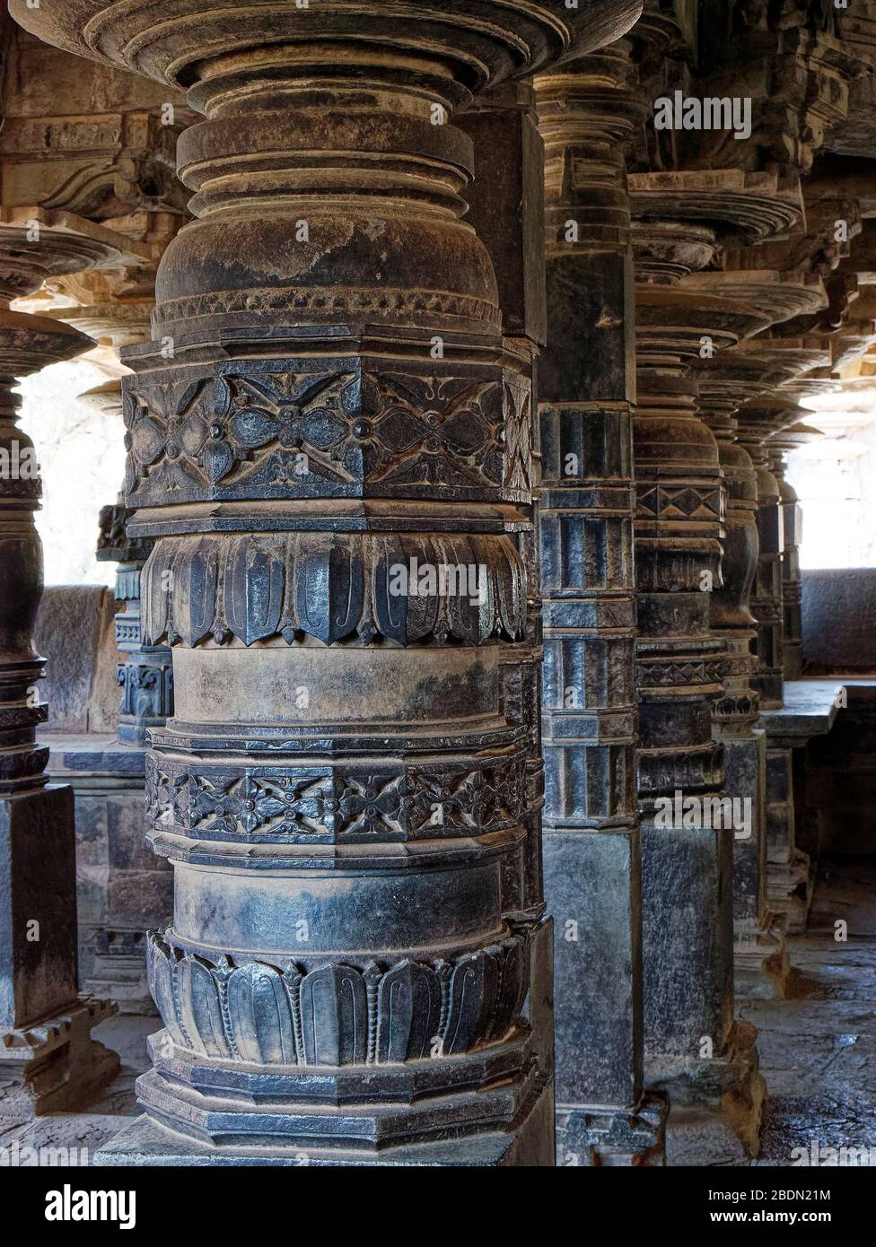 Lathe turned pillars of ancient Hindu temple Stock Photo Alamy