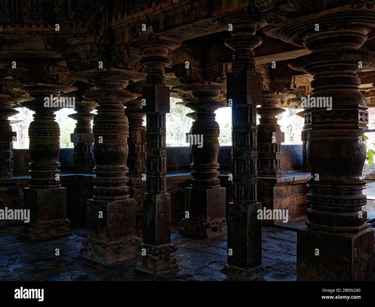 Lathe turned pillars of ancient Hindu temple Stock Photo Alamy