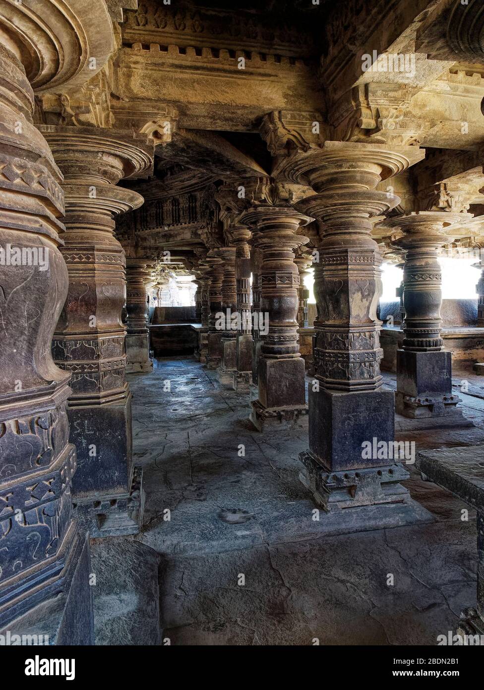 Lathe turned pillars of ancient Hindu temple Stock Photo Alamy