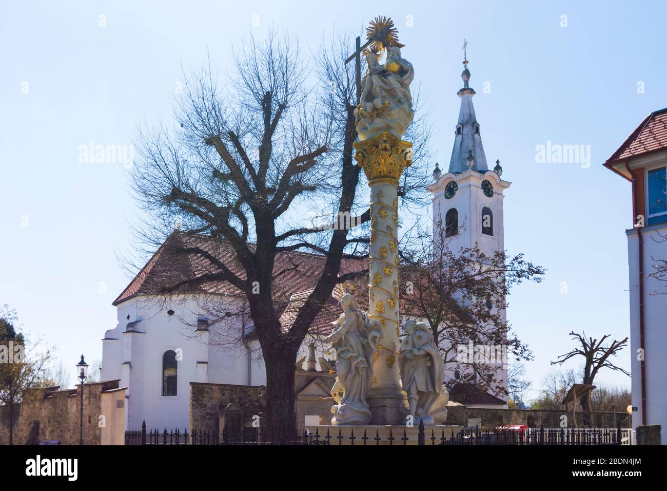 Wulkaprodersdorf: Trinity Column, church, in Neusiedler See (Lake Neusiedl), Burgenland, Austria Stock Photo