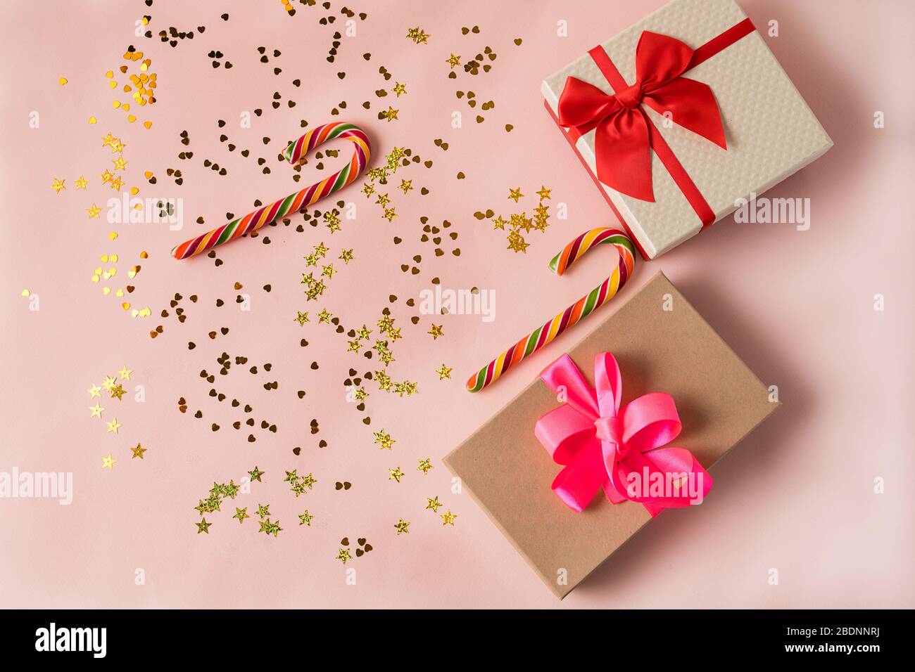 Festive Christmas and new year greeting card with gift box and ...
