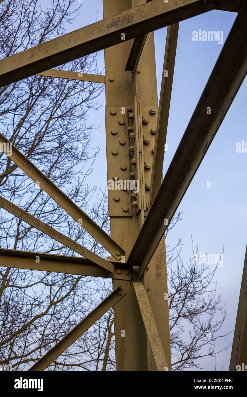 Bolting pattern hires stock photography and images Alamy