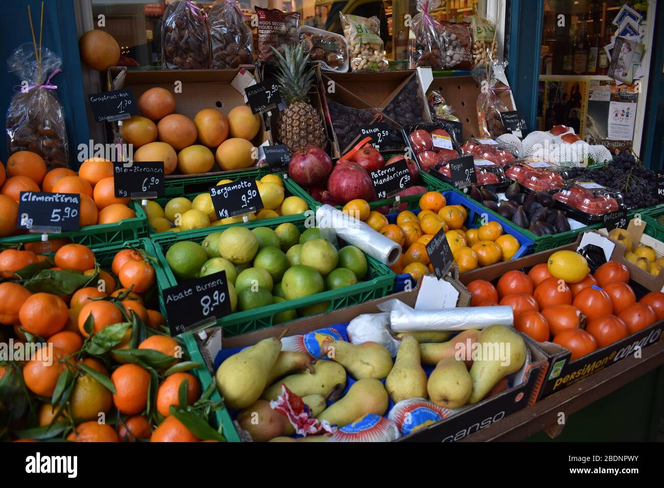 Fruit and vegetable market in Zurich Stock Photo Alamy