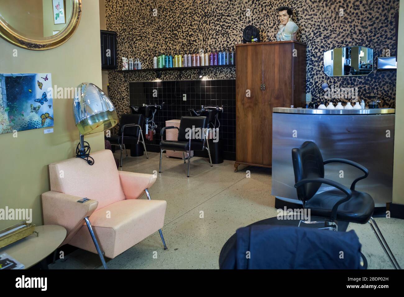 Horizontal view of Kat's Meow Salon (a women’s beauty parlour) empty interior, Main St, Midtown, Houston, Texas Stock Photo