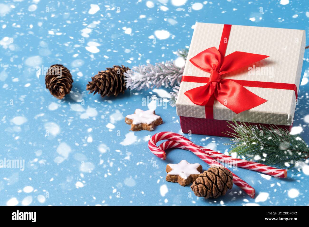 Festive Christmas and new year greeting card with gift box and ...