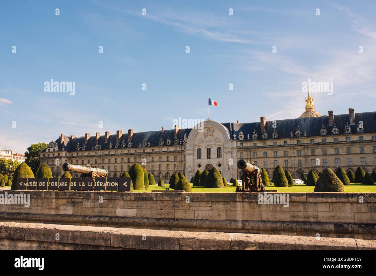 H tel National des Invalides Paris, France sur une journ e ensoleill e Stock Photo