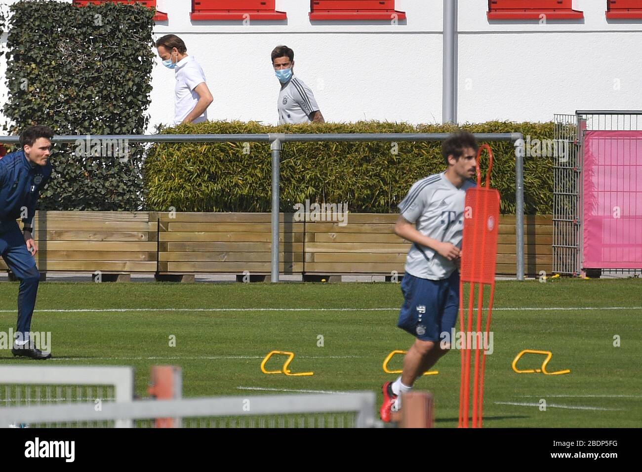 Munich Deutschland 09th Apr 2020 Hi Philippe Coutinho Fc Bayern Munich Comes With A Protective Mask Face Mask Face Mask Mask For Training Fc Bayern Munich Training In The Coronavirus Pandemic In