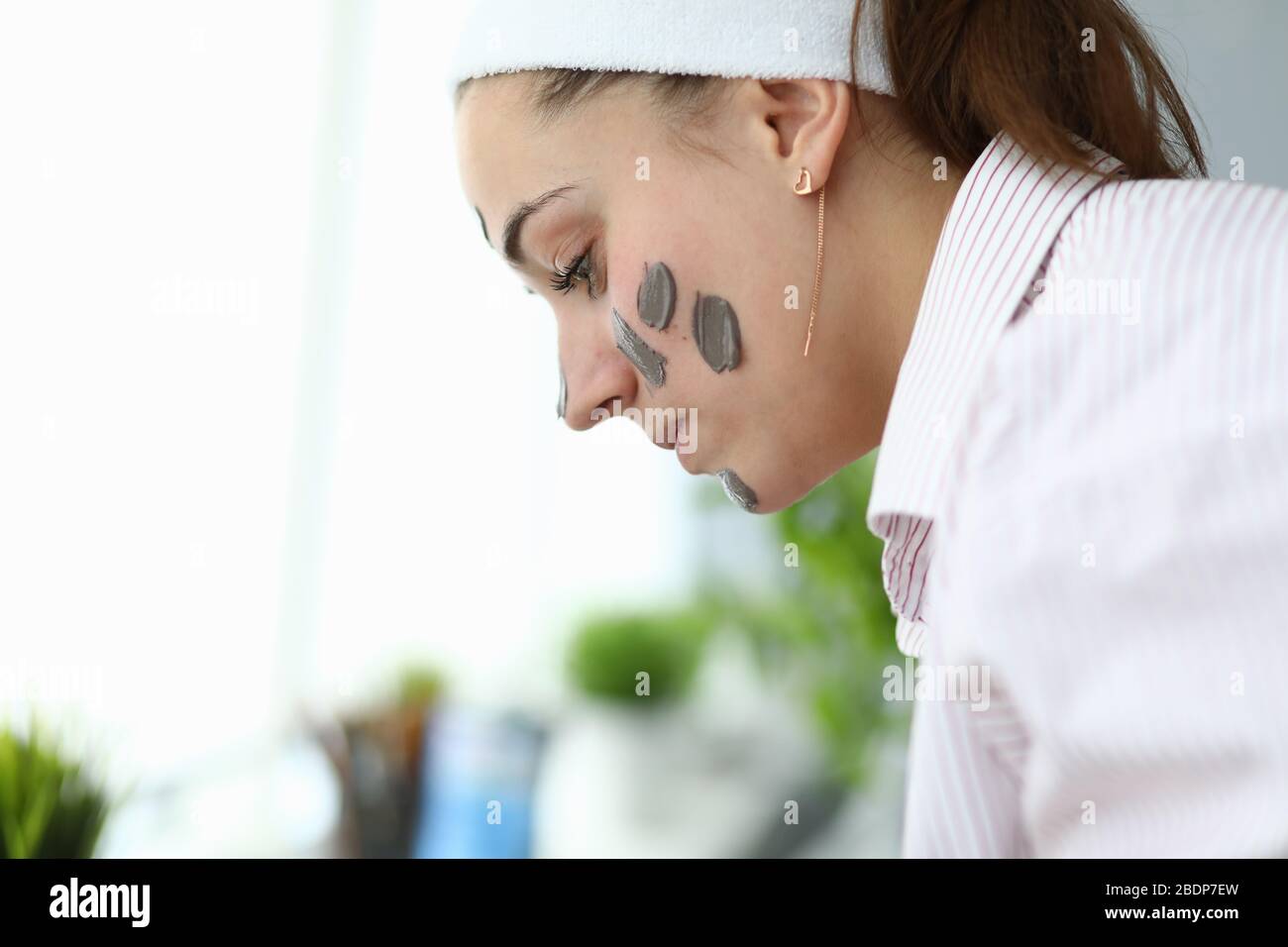Cleanse the skin hi-res stock photography and images - Alamy