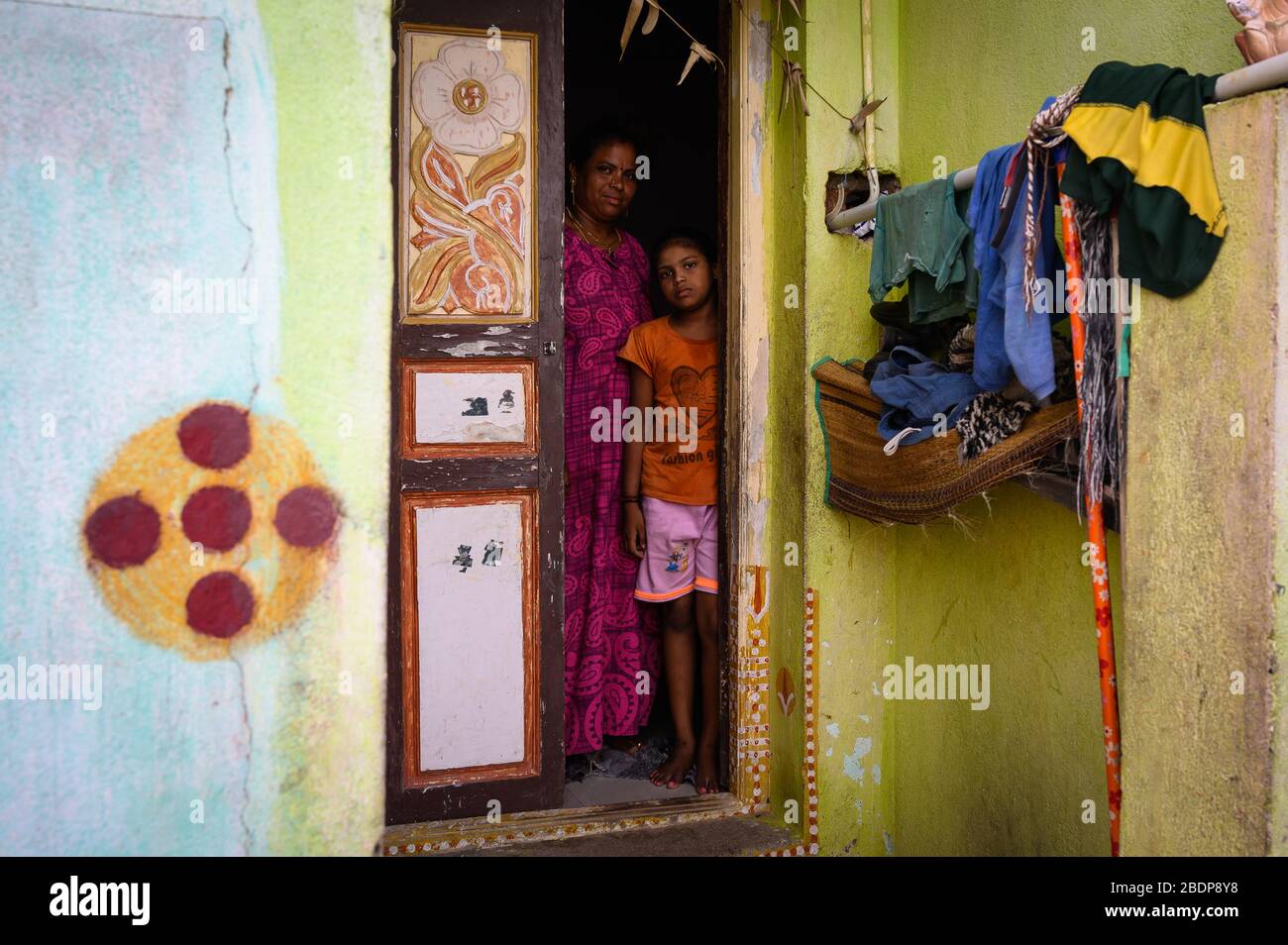 Mother and daughter at their home near Elliot's Beach, Chennai, India Stock Photo