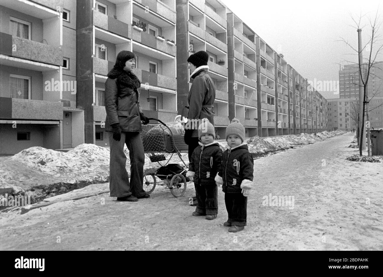 15 January 1980, Saxony, Leipzig: A mother with twins and one with a baby carriage are talking to each other in Winter-Jnauar 1980 in the Plattenneubaugebiet Leipzig Grünau. Exact date of recording not known. Photo: Volkmar Heinz/dpa-Zentralbild/ZB Stock Photo