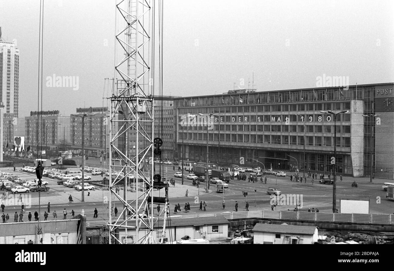 15 April 1980, Saxony, Leipzig: In front of the construction site 'Neues Gewandhaus Leipzig' the appearance of the Karl-Marx-Platz in April 1980 with its old and newly constructed buildings is visible. The picture shows the ring development with residential buildings and the main post office with the writing 'Long live May 1, 1980'. Exact date of photograph not known. Photo: Volkmar Heinz/dpa-Zentralbild/ZB Stock Photo