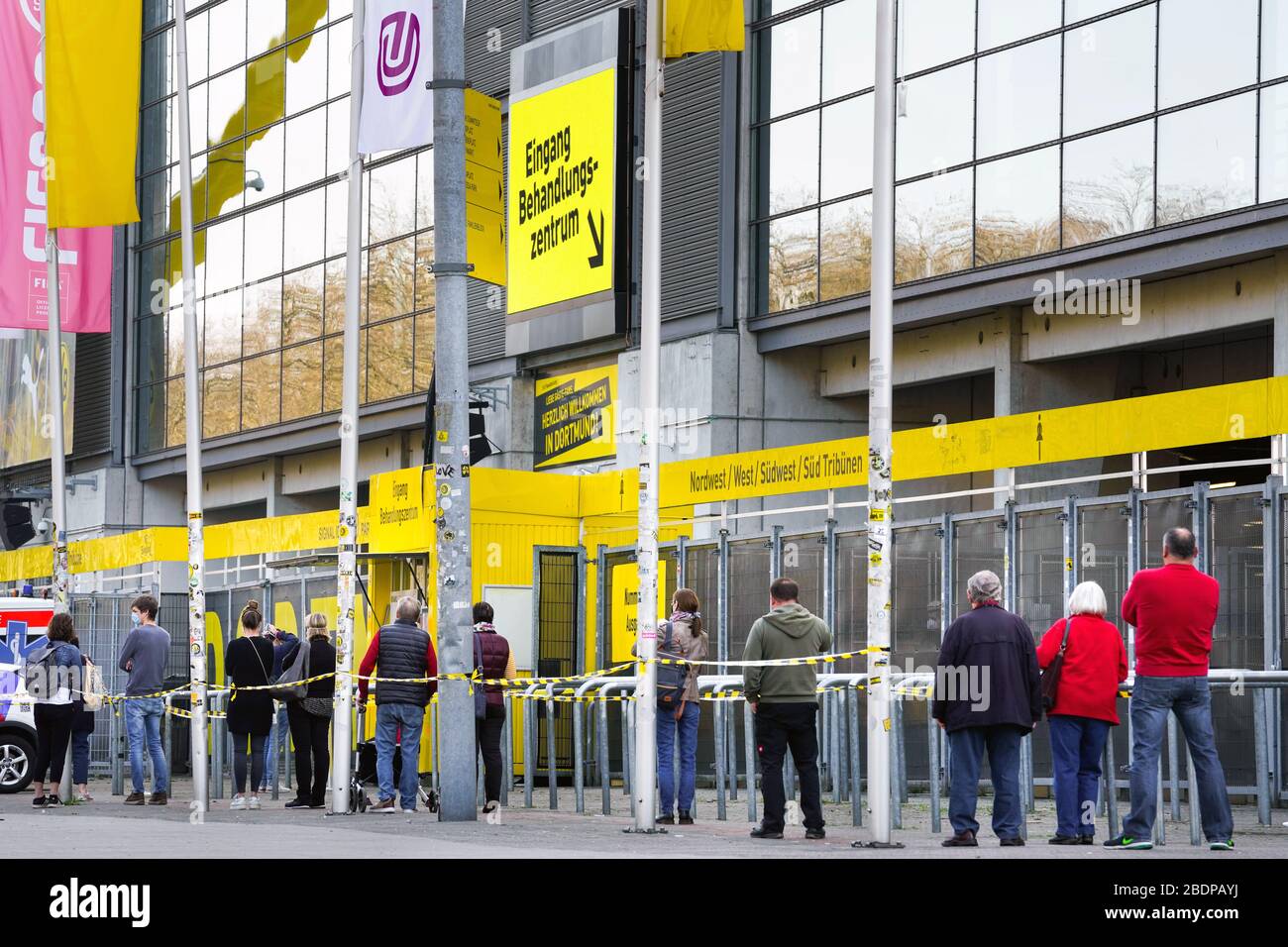 Dortmund, 9. April 2020: In einem Teil des Fussballstadions Signal-Iduna- Park (Westfalenstadion) der Bundesligavereins BvB Borussia Dortmund ist ein  temporäres Corona Test- und Behandlungszentrum eingerichtet worden. Hier  können sich Bürger auf das ...