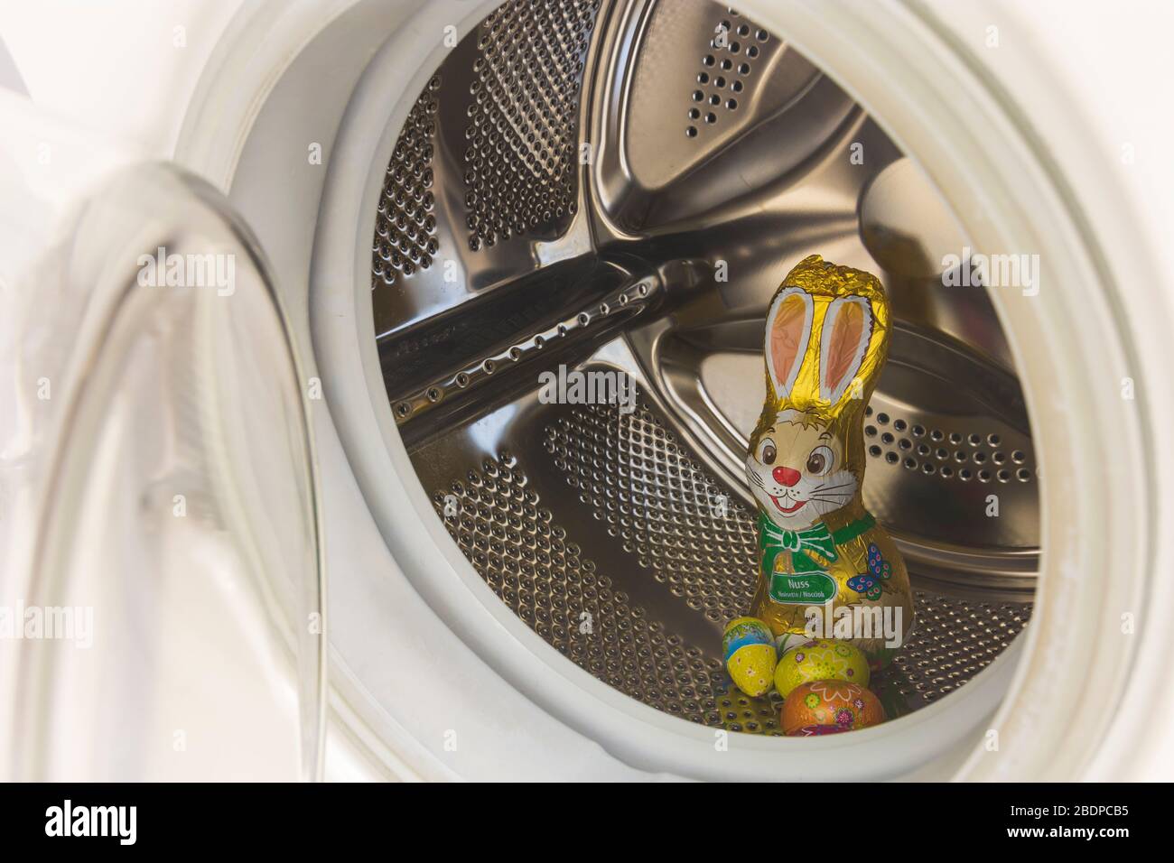 Ostereiersuche, Osterhase in Zeiten von Corona Virus - Easter egg hunt, Easter bunny in times of Corona Virus, washing machine Stock Photo