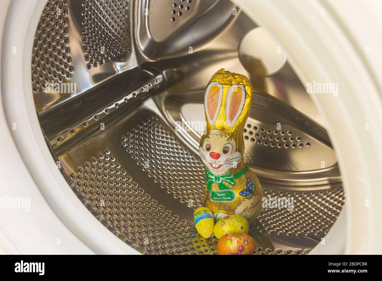Ostereiersuche, Osterhase in Zeiten von Corona Virus - Easter egg hunt, Easter bunny in times of Corona Virus, washing machine Stock Photo