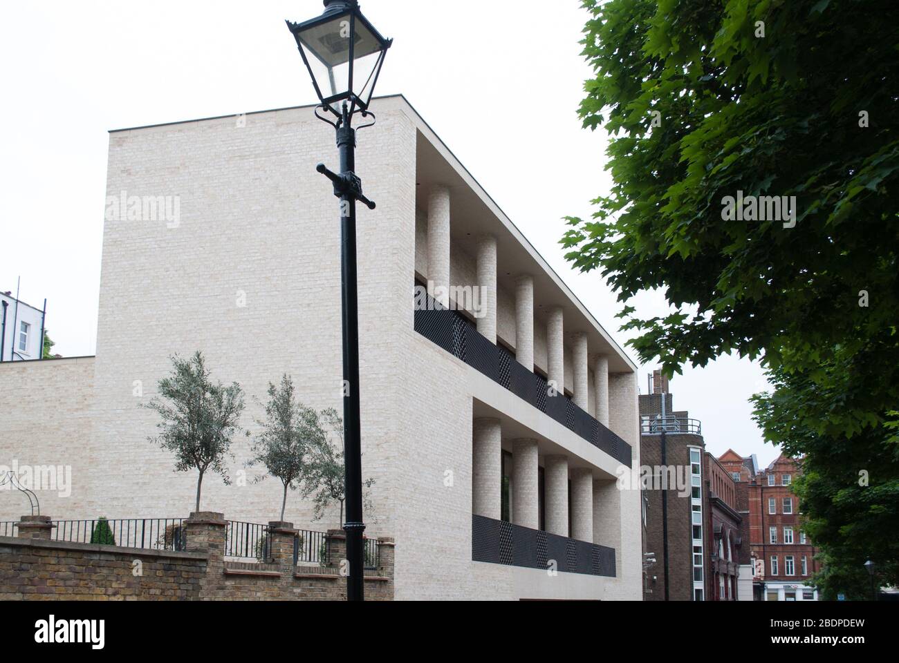 Portland Stone Facade Elevation Bronze Balconies One Kensington Gardens Road, London W8 by David Chipperfield Architects Stock Photo