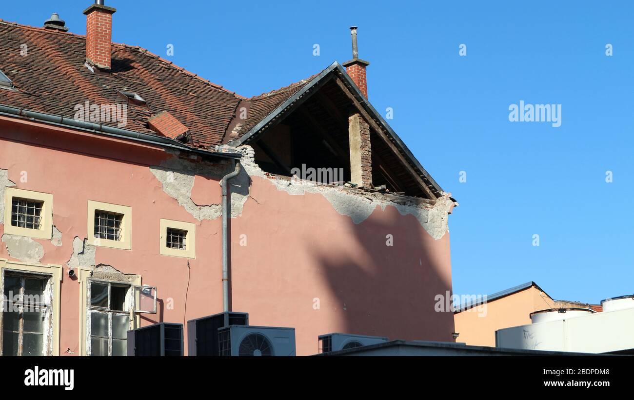 Earthquake crack ruined wall hi-res stock photography and images - Alamy