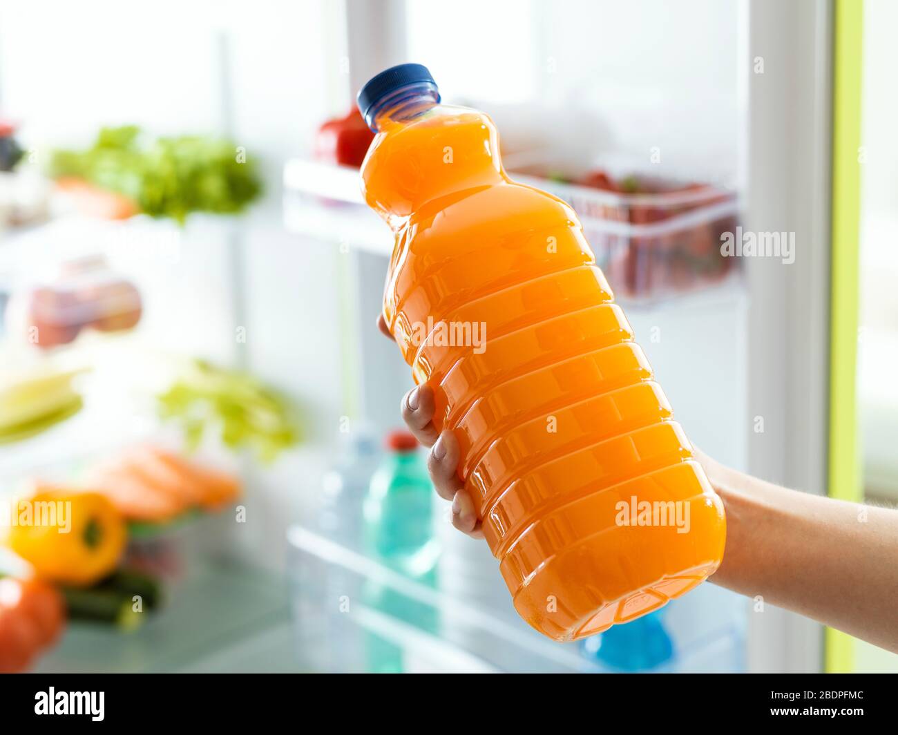 Свежевыжатый сок в холодильнике. Бутылка Fresh Juice. Сок в холодильнике. Апельсиновый сок в бутылке. Бутылка с апельсиновым соком пластиковая фотосессия.