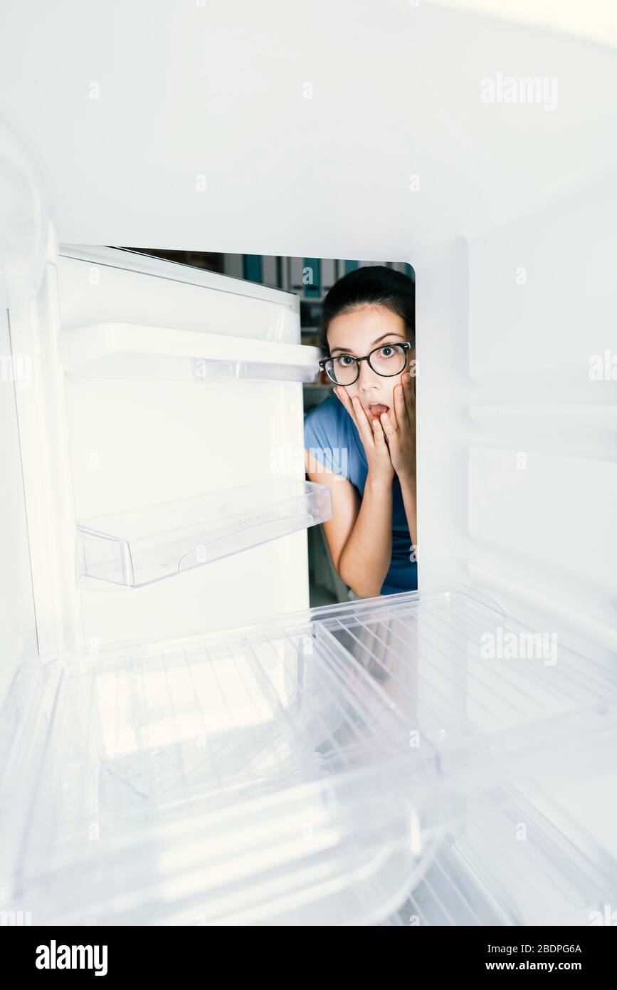 Она пустая для него. Она пустая для него. Дождь разлука. Смех девушки. Это одиночество.