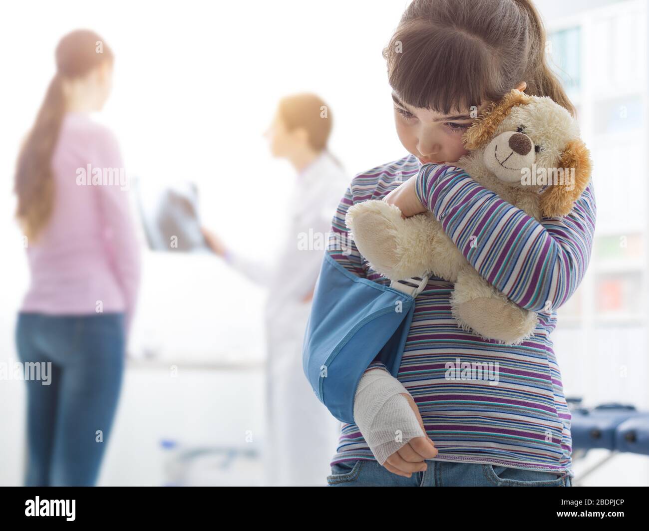 teddy bear with broken arm and little birdie with get well greeting Stock  Photo - Alamy