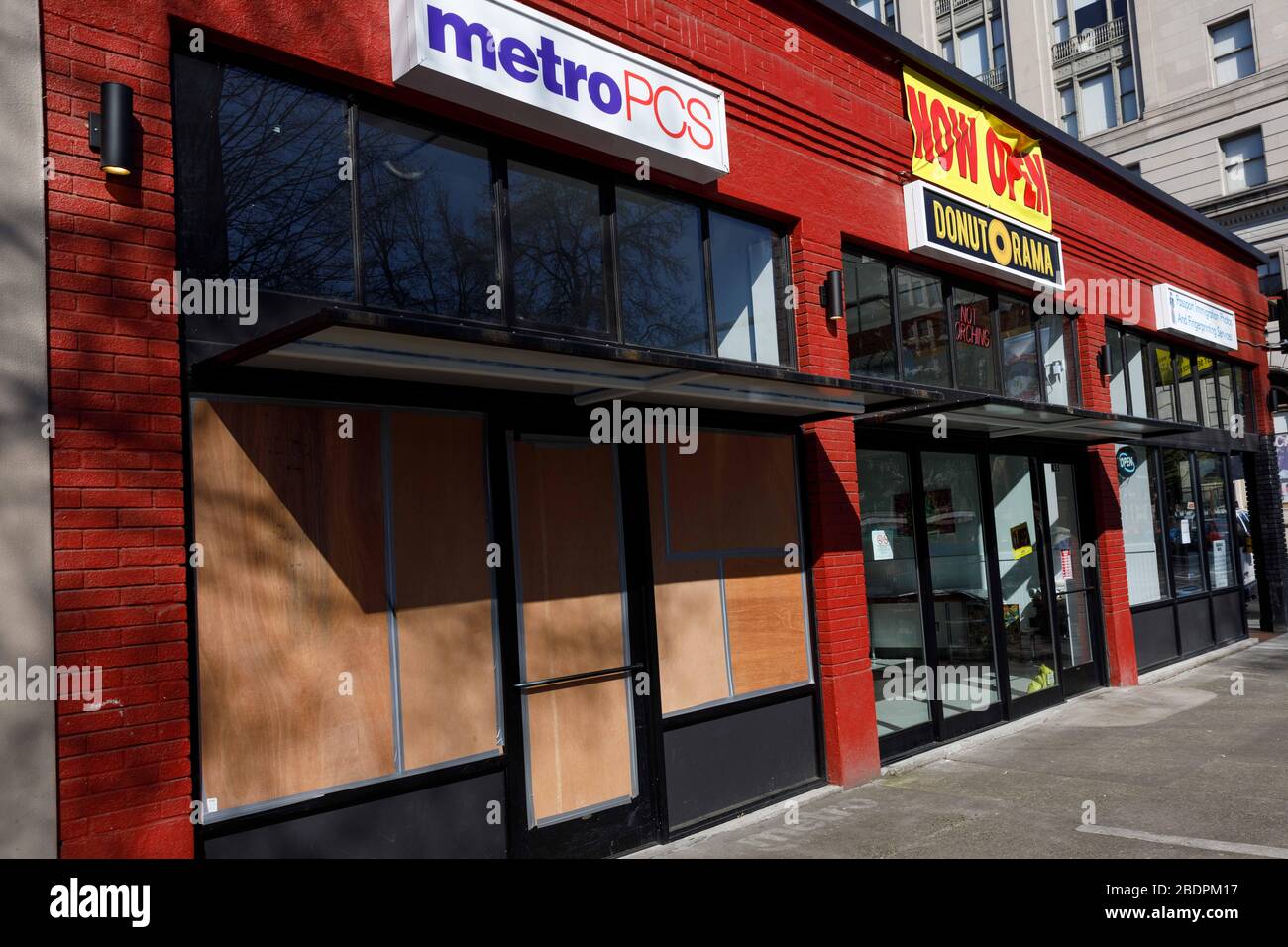 Portland, USA. 08th Apr, 2020. Boarded-up stores, services, and restaurants become more visible in Portland, Oregon on April 8, 2020, as the economic consequences of the Covid-19 pandemic spread. Pain spreads across all economic levels, from high-end gentrified stores to mom-and-pop restaurants and service industries. (Photo by John Rudoff/Sipa USA) Credit: Sipa USA/Alamy Live News Stock Photo