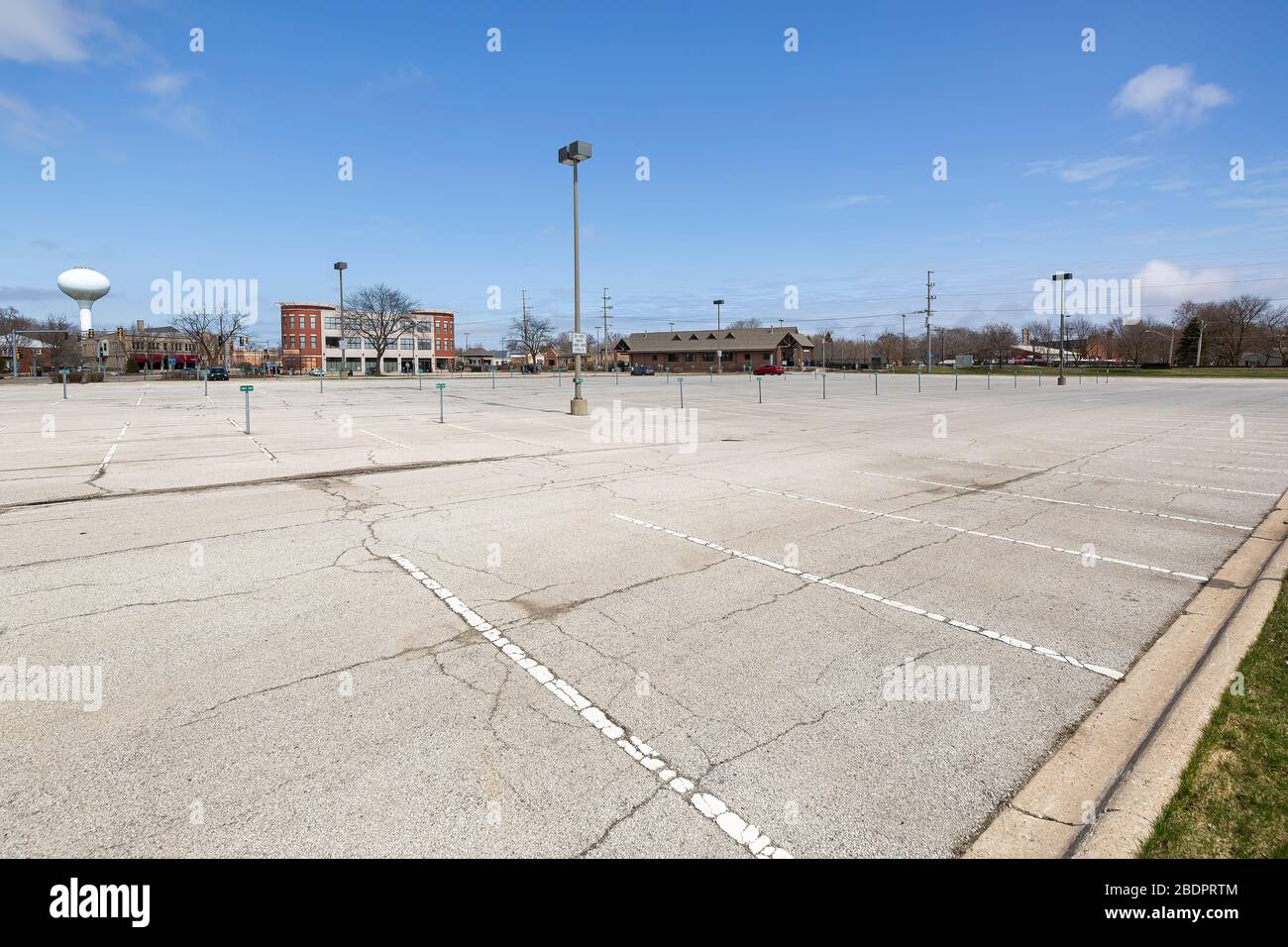 Streamwood, Illinois, USA. An empty parking lot provides a ghost town-like  appearance to a strip mall during the coronavirus pandemic Stock Photo -  Alamy
