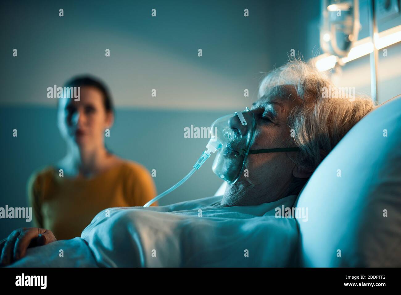 Patient oxygen mask hi-res stock photography and images - Alamy