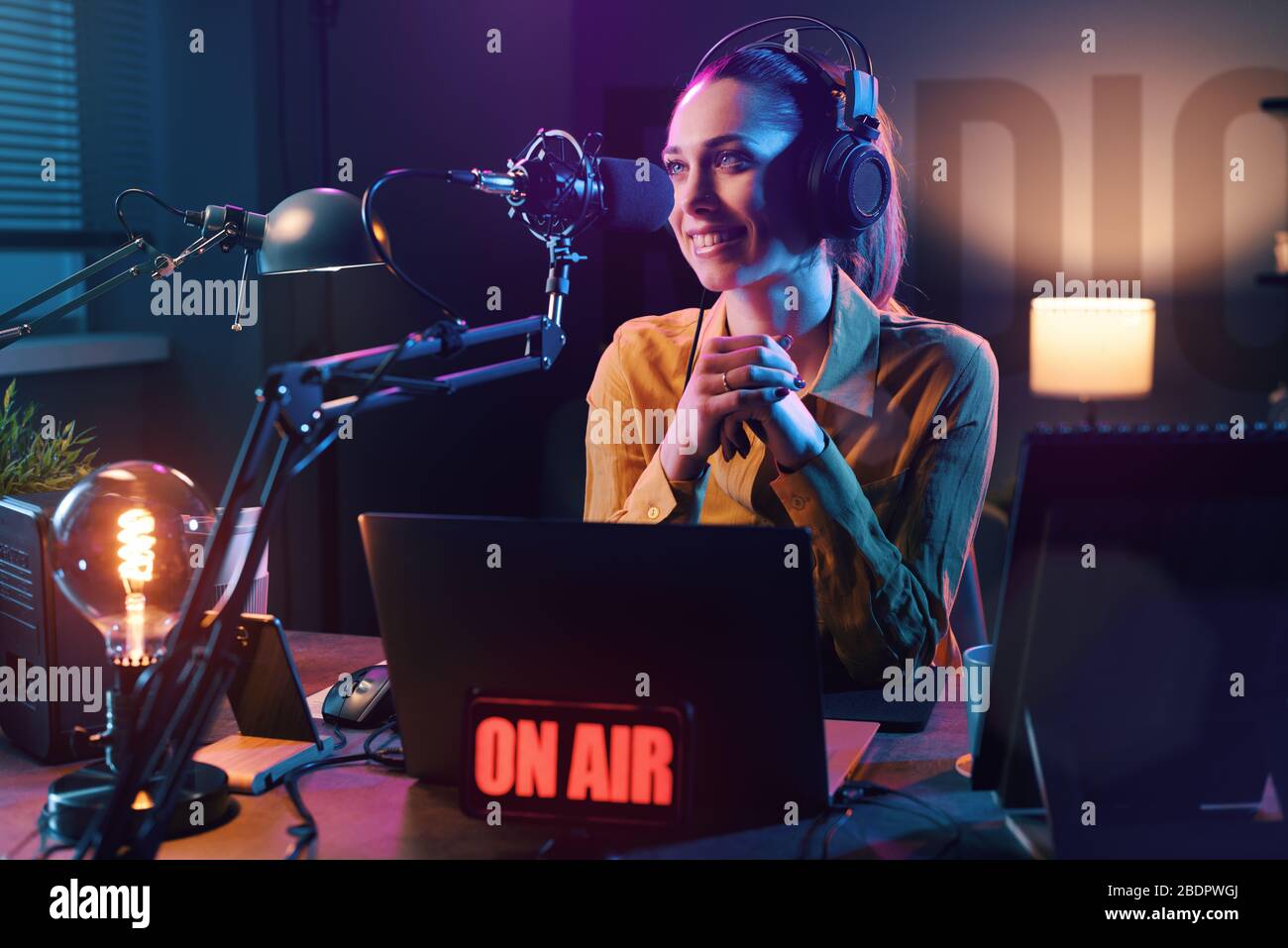 Успешный радиоведущий. Radio show host. Радиоведущий картинка. Радиоведущий стоковые фото. Radio show host.