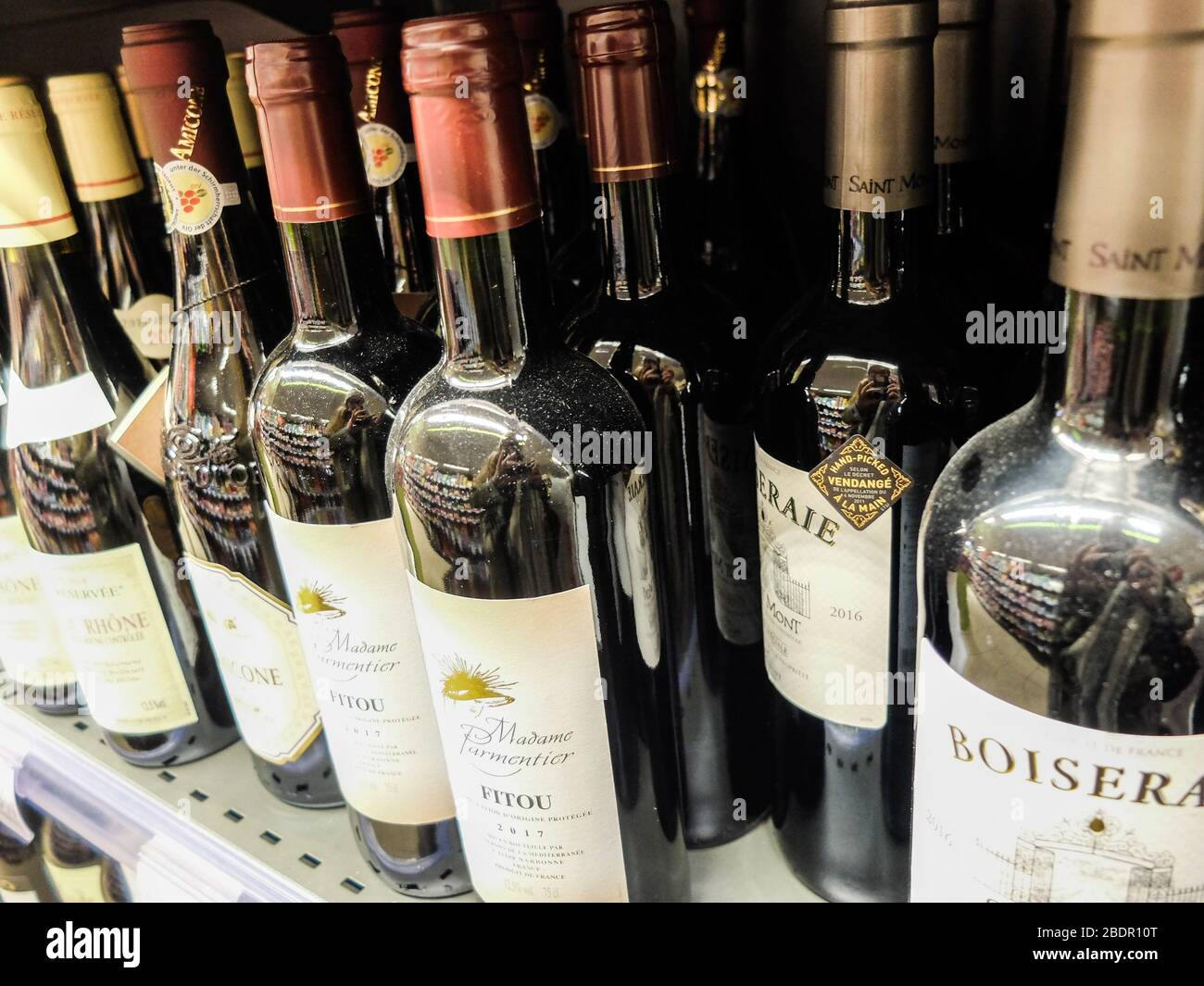 Bottles of wine in a grocery store Stock Photo Alamy
