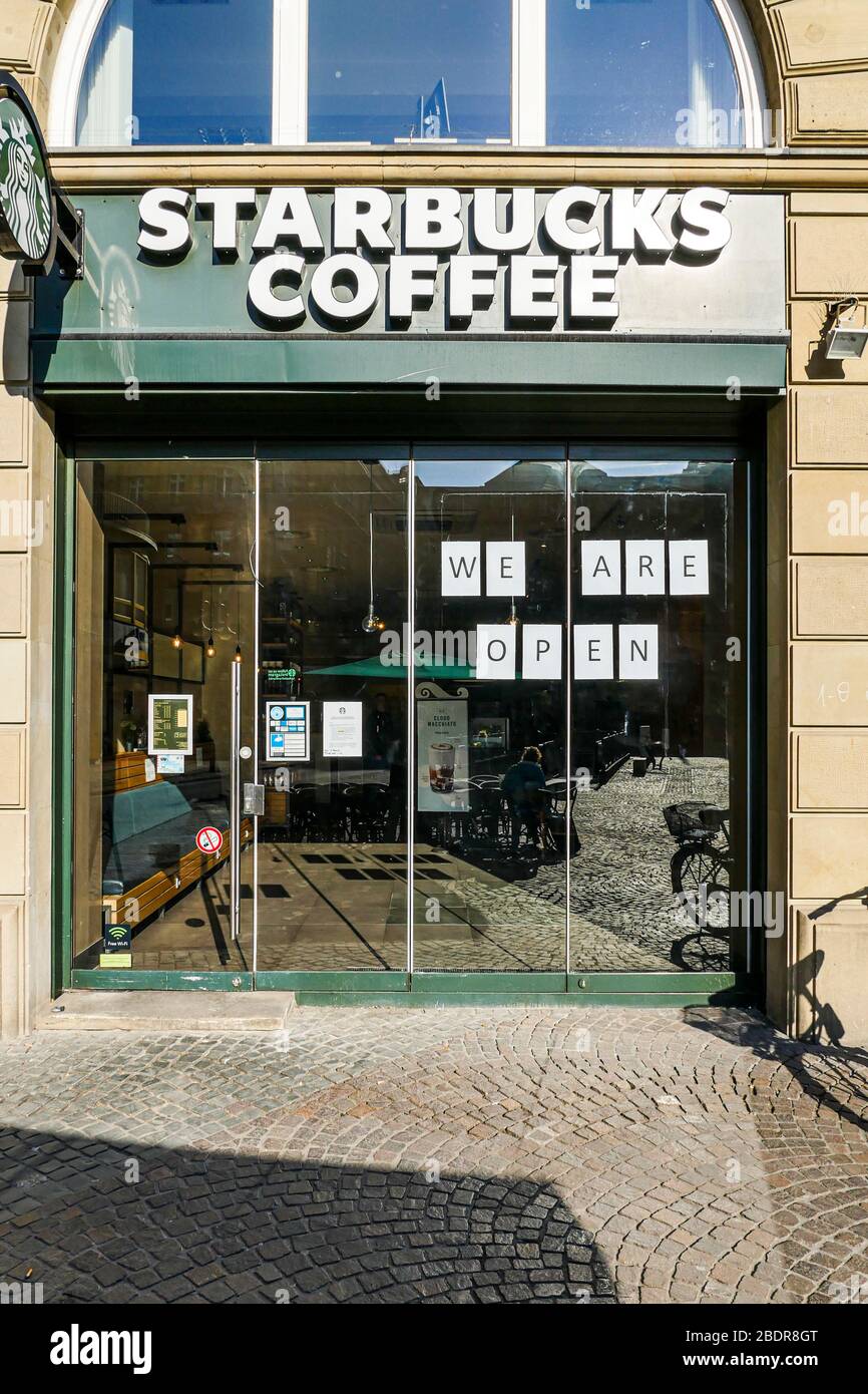 Shop shut during coronavirus outbreak hires stock photography and